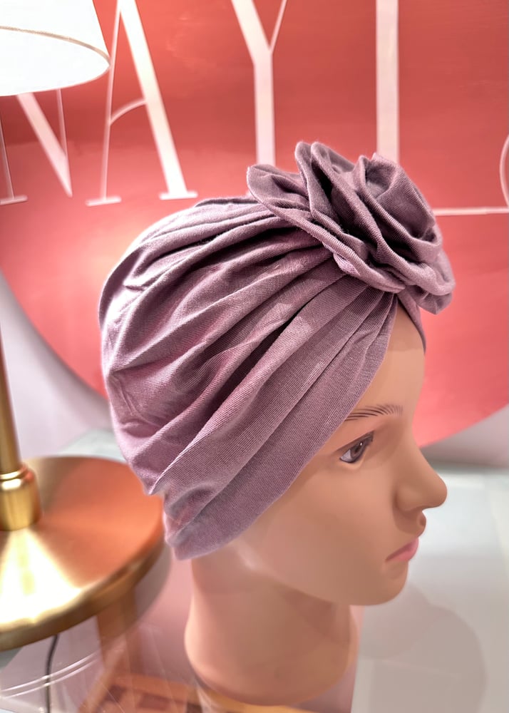 Turban rose color mauve on gray