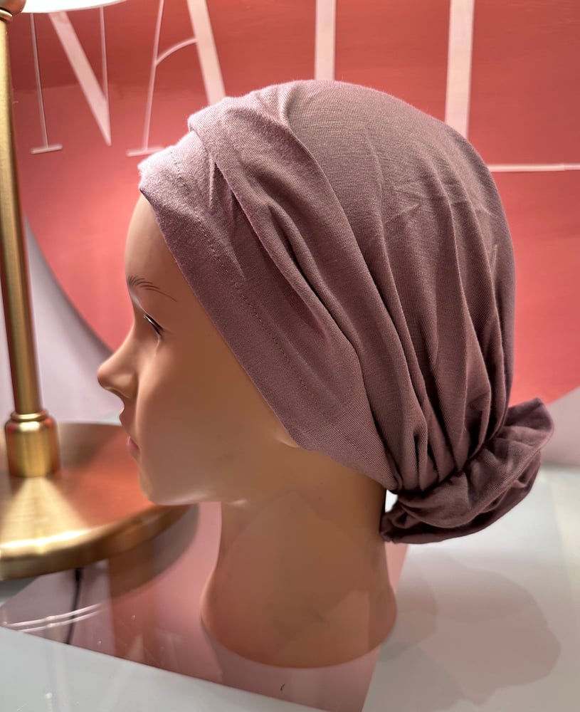Turban rose color mauve on gray