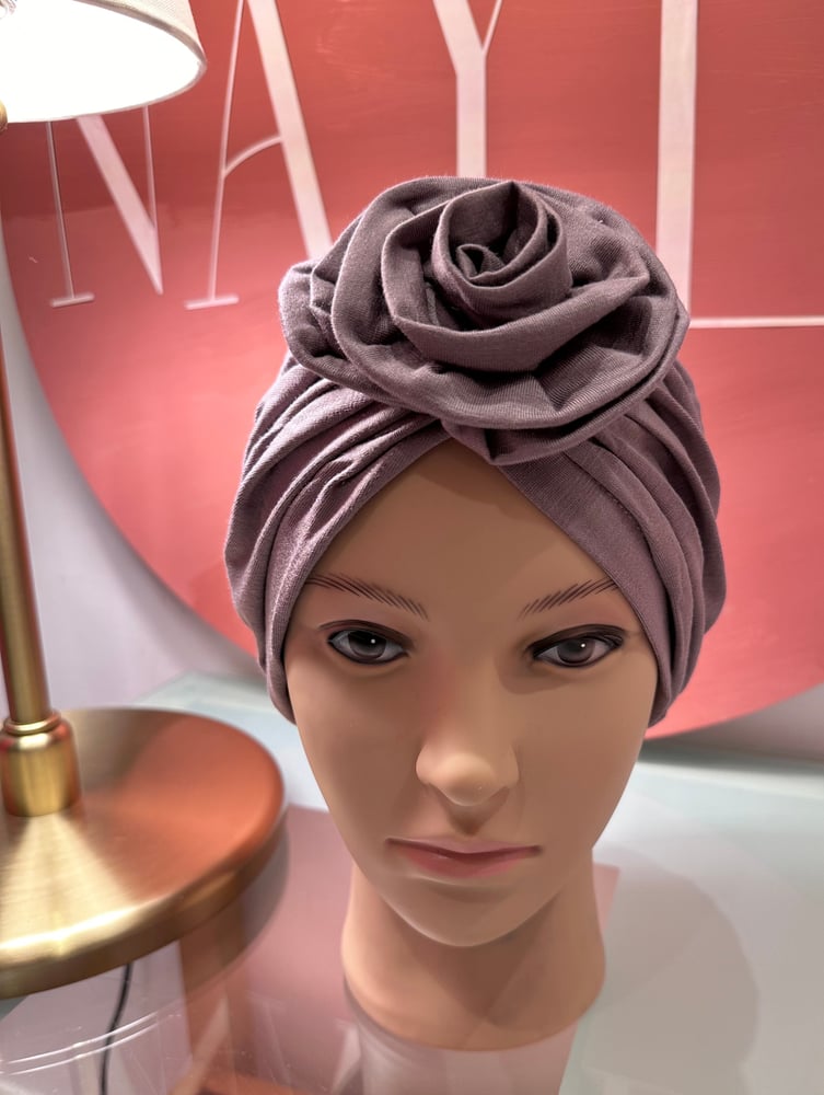 Turban rose color mauve on gray