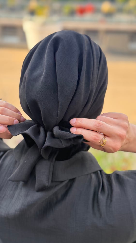 توربان اسود بحبل من الخلف للتحكم بالمقاس