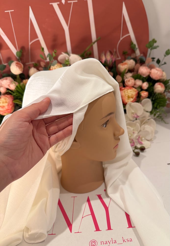سكارف ابيض ملتصق من الامام