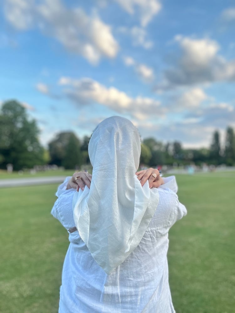 سكارف ابيض لينن مع قلتر ذهبي