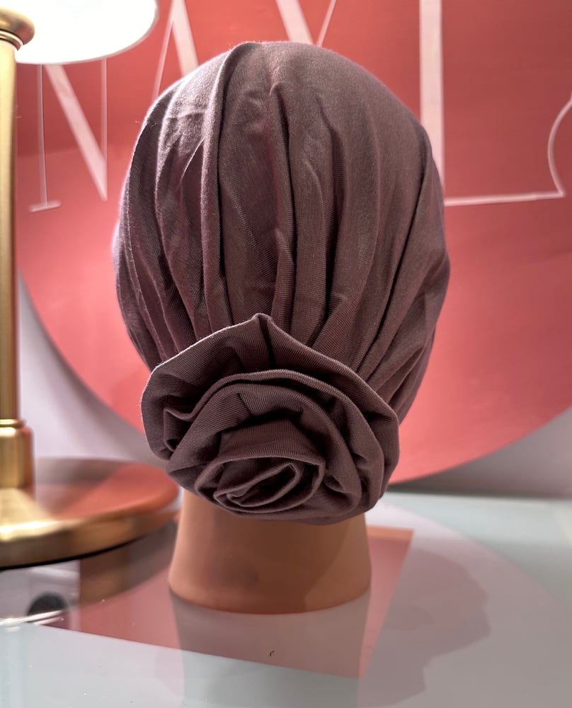 Turban rose color mauve on gray