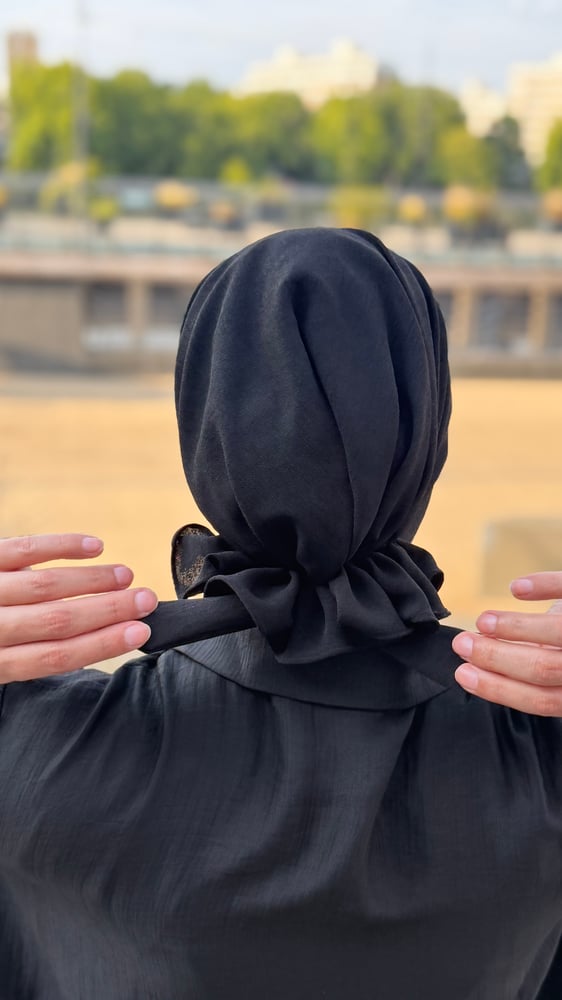 توربان اسود بحبل من الخلف للتحكم بالمقاس