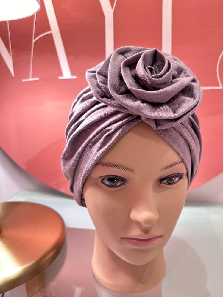 Turban rose color mauve on gray