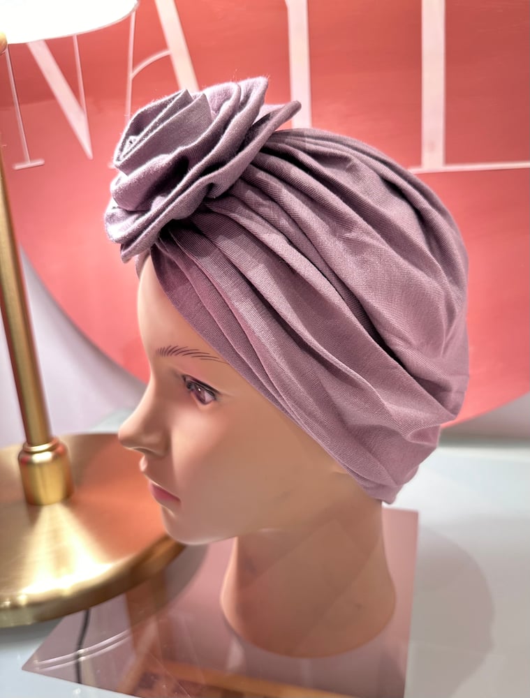 Turban rose color mauve on gray