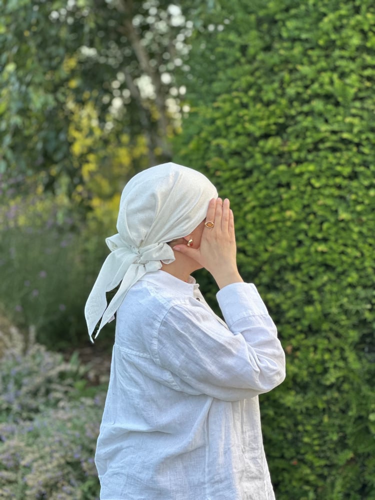 سكارف ابيض لينن مع قلتر ذهبي