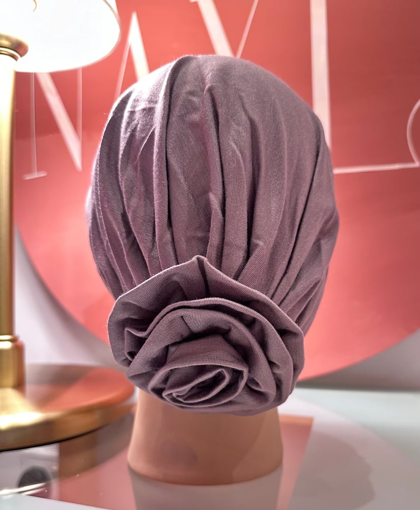 Turban rose color mauve on gray