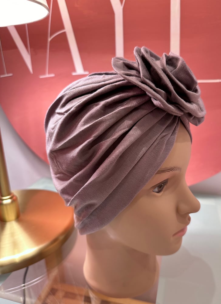 Turban rose color mauve on gray