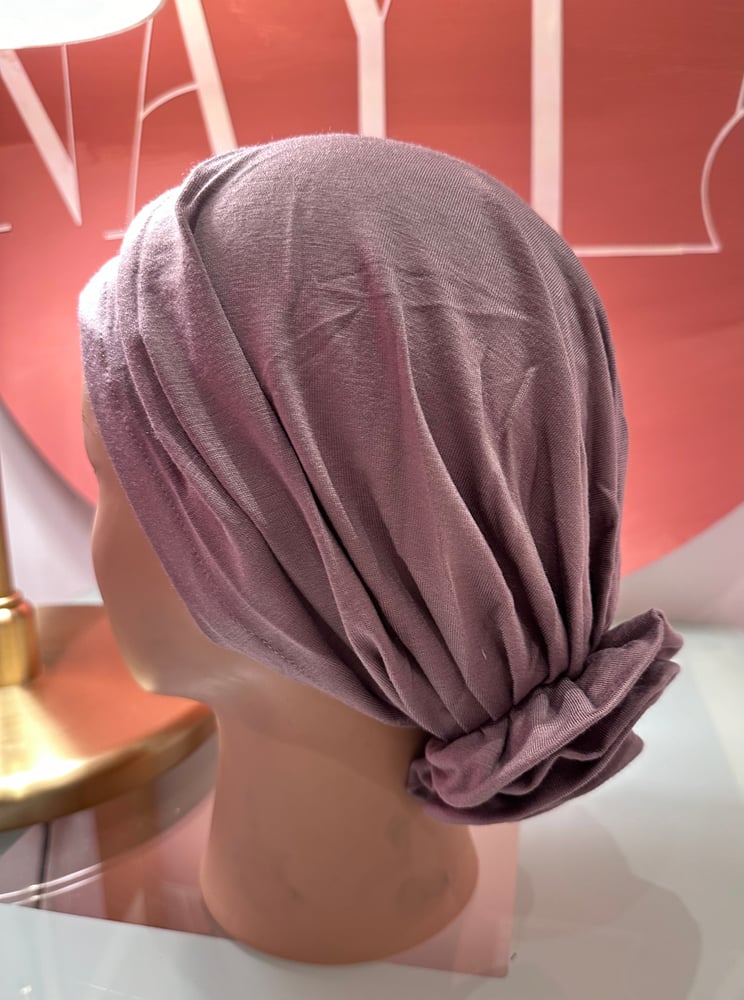 Turban rose color mauve on gray