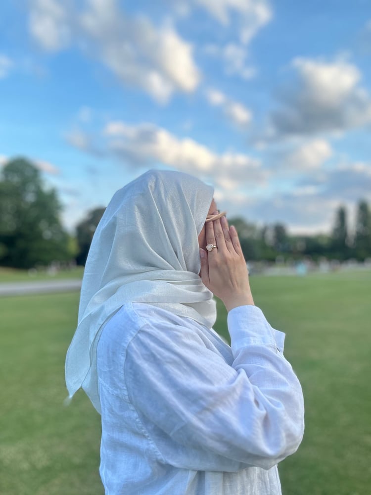 سكارف ابيض لينن مع قلتر ذهبي
