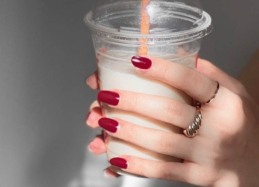 Victoria nails, maroon and attractive color, natural size, with glue, and a beautiful cut that doesn't need filing.