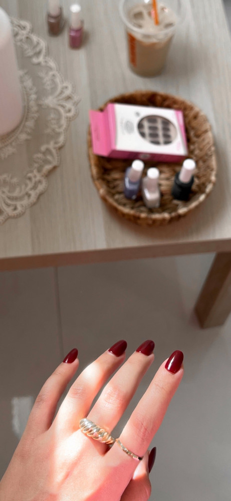 Victoria nails, maroon and attractive color, natural size, with glue, and a beautiful cut that doesn't need filing.