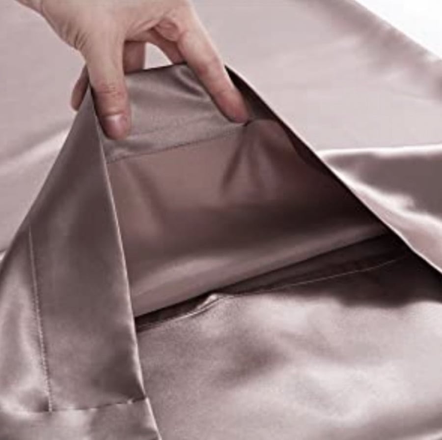 Pillow cover made of soft satin (piece)