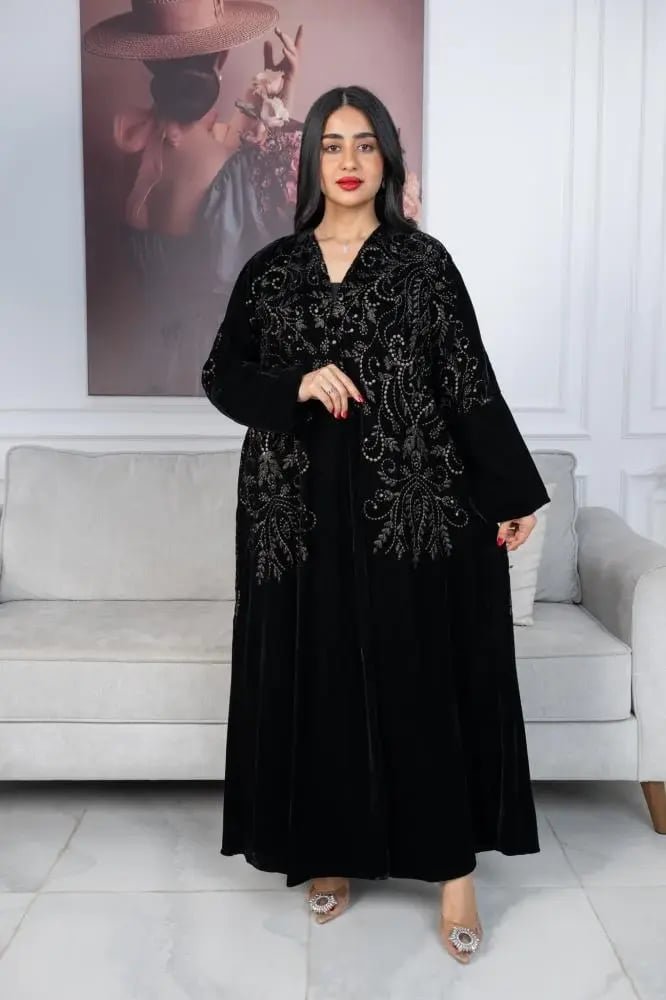 عباية مخمل مطرزة من الخلف