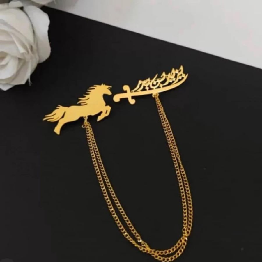 بروش اطفال بالاسم مع السيف والحصان