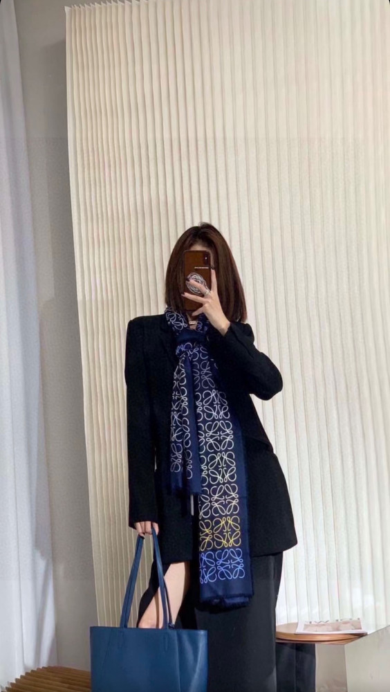 Scarf Loewe