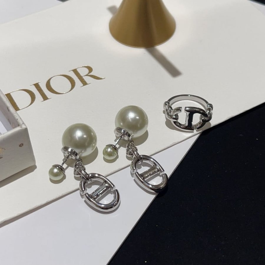 أقراط أذن ديور