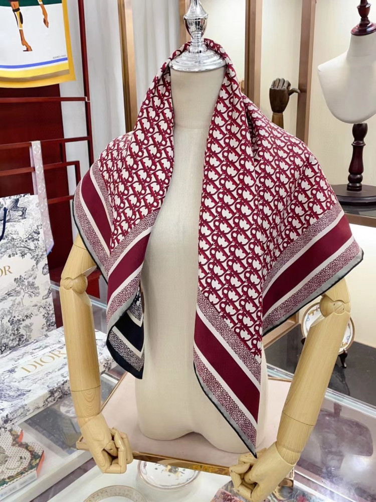 سكارف ديور حرير وجهين