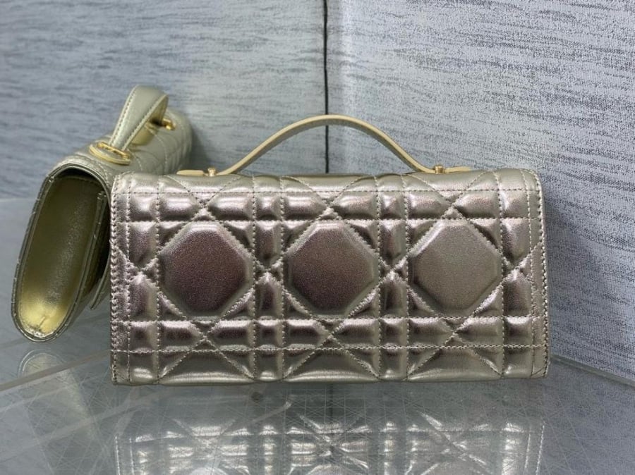 حقيبة ديور كلاتش
