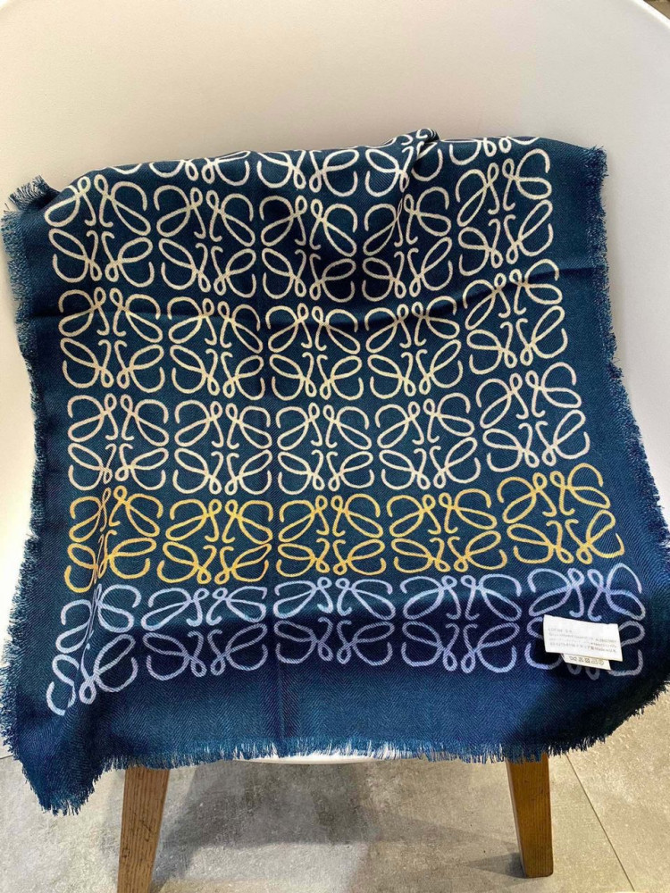 Scarf Loewe