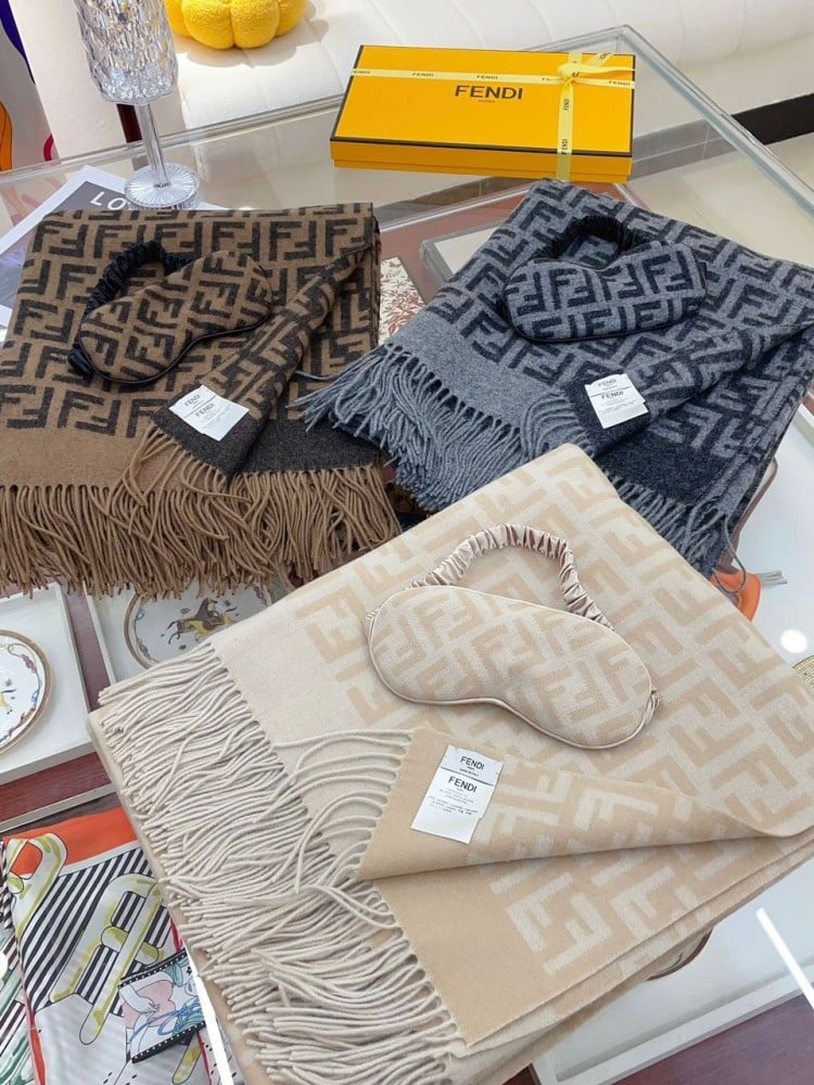 بطانية فندي مع غطاء العين