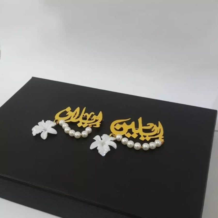 بروش بالاسم ممتزج باللؤلؤ الأبيض مع ورد _متجر مون