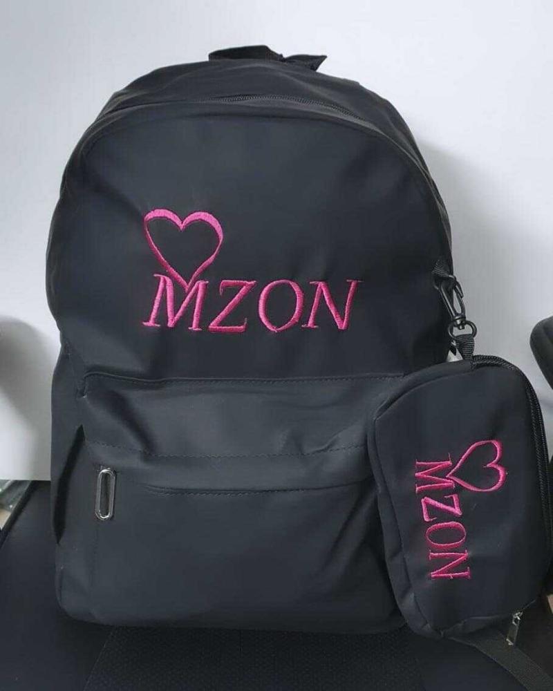 شنطة ظهر مدرسية سوداء عليها تطريز اسم Mzon