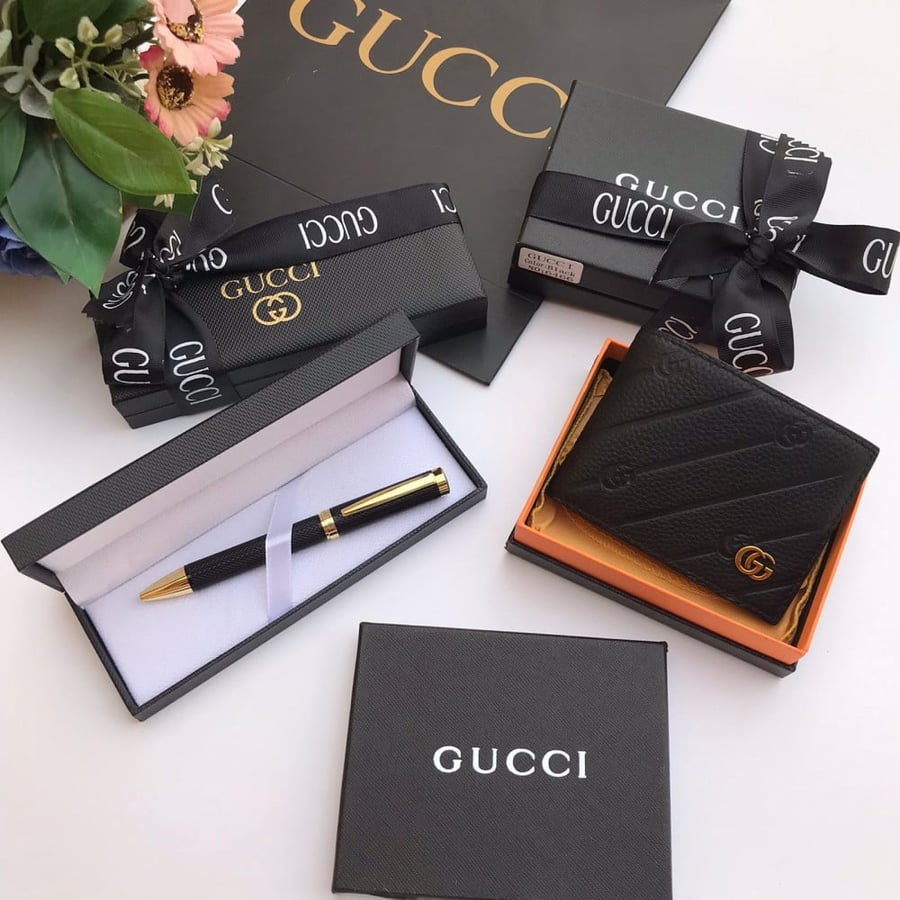 A Gucci brand set, luxurious pen with a notebook