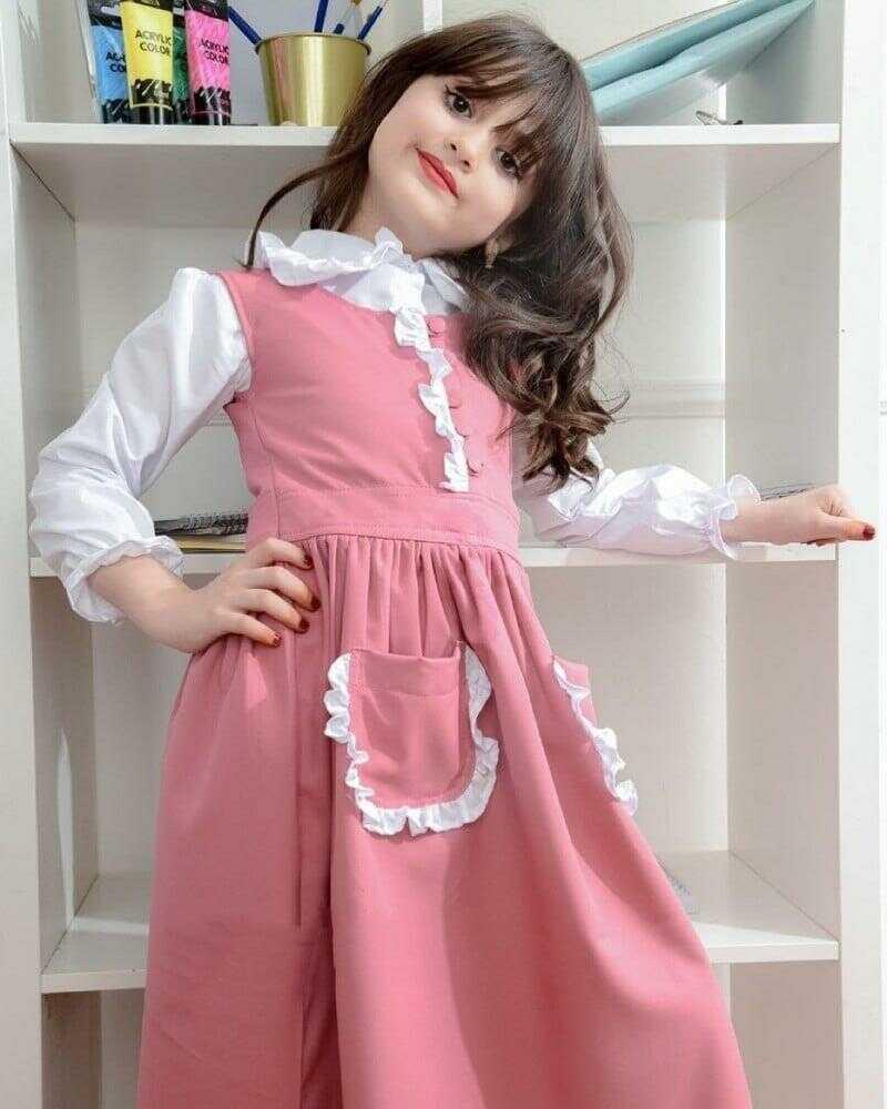 صورة مقربة لمريول المدرسة الابتدائية باللون الوردي يظهر جودة التفصيل