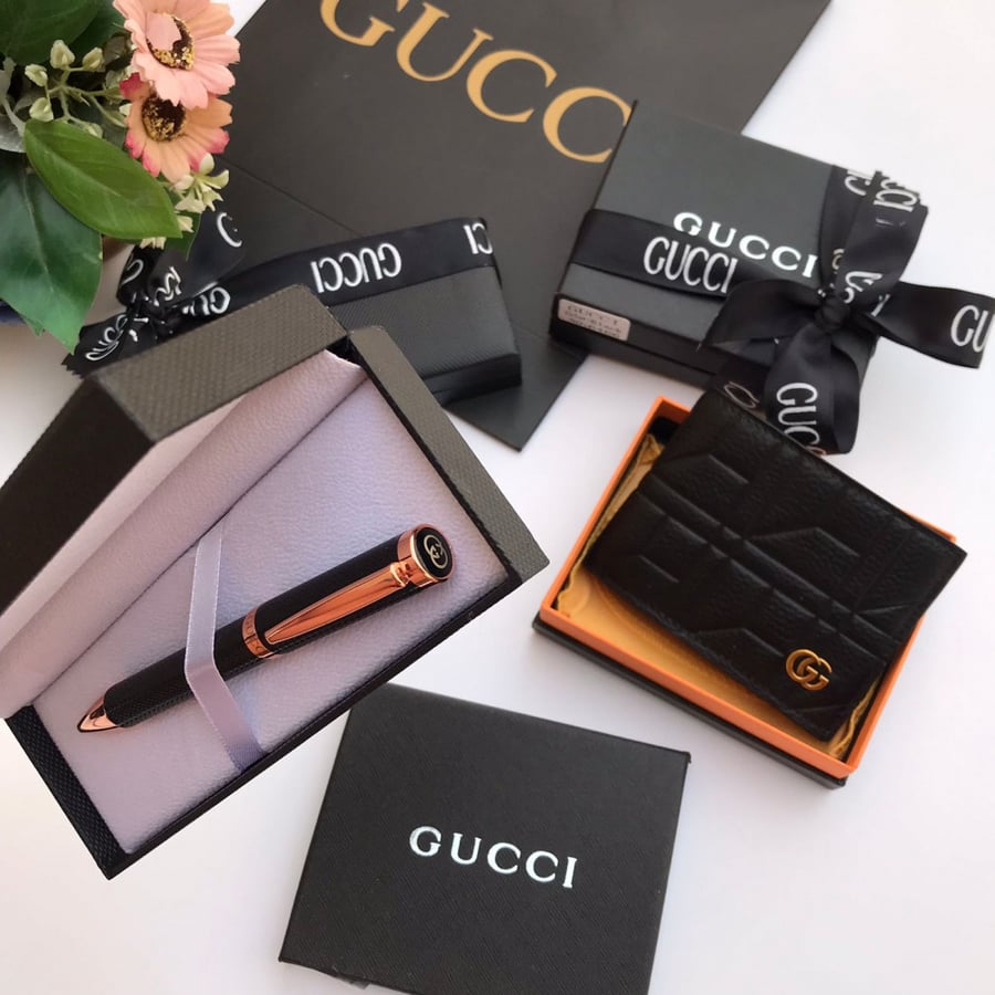 A Gucci brand set, luxurious pen with a notebook