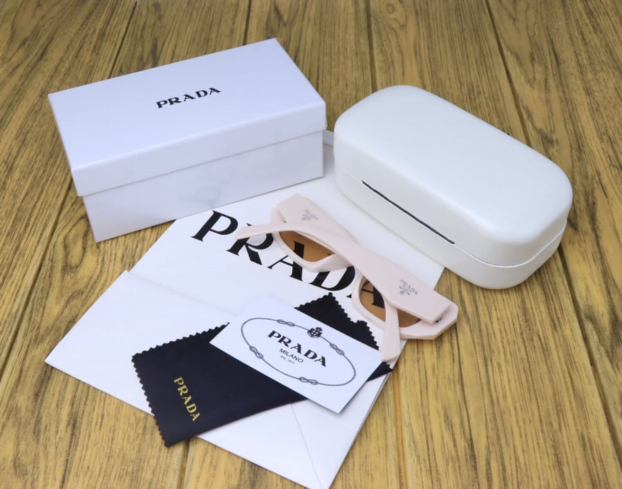 كم سعر نظارة prada