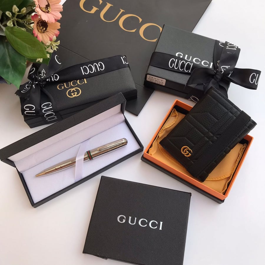 A Gucci brand set, luxurious pen with a notebook
