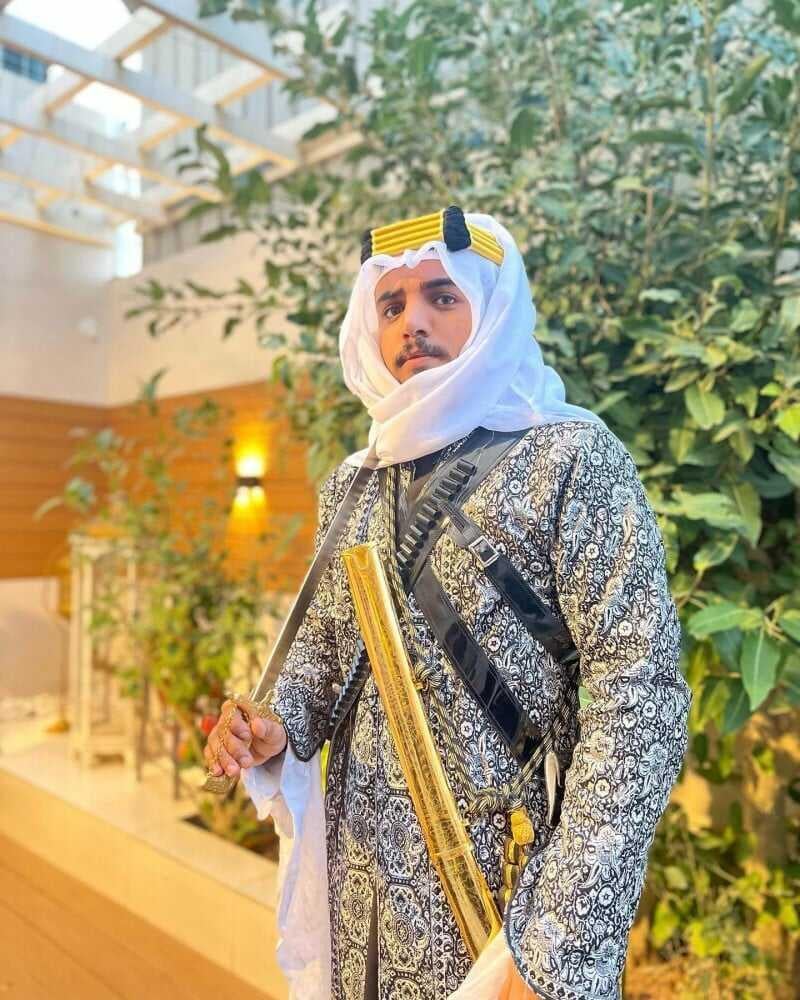 زي يوم التأسيس للرجال دقلة وشماغ وعقال وسيف