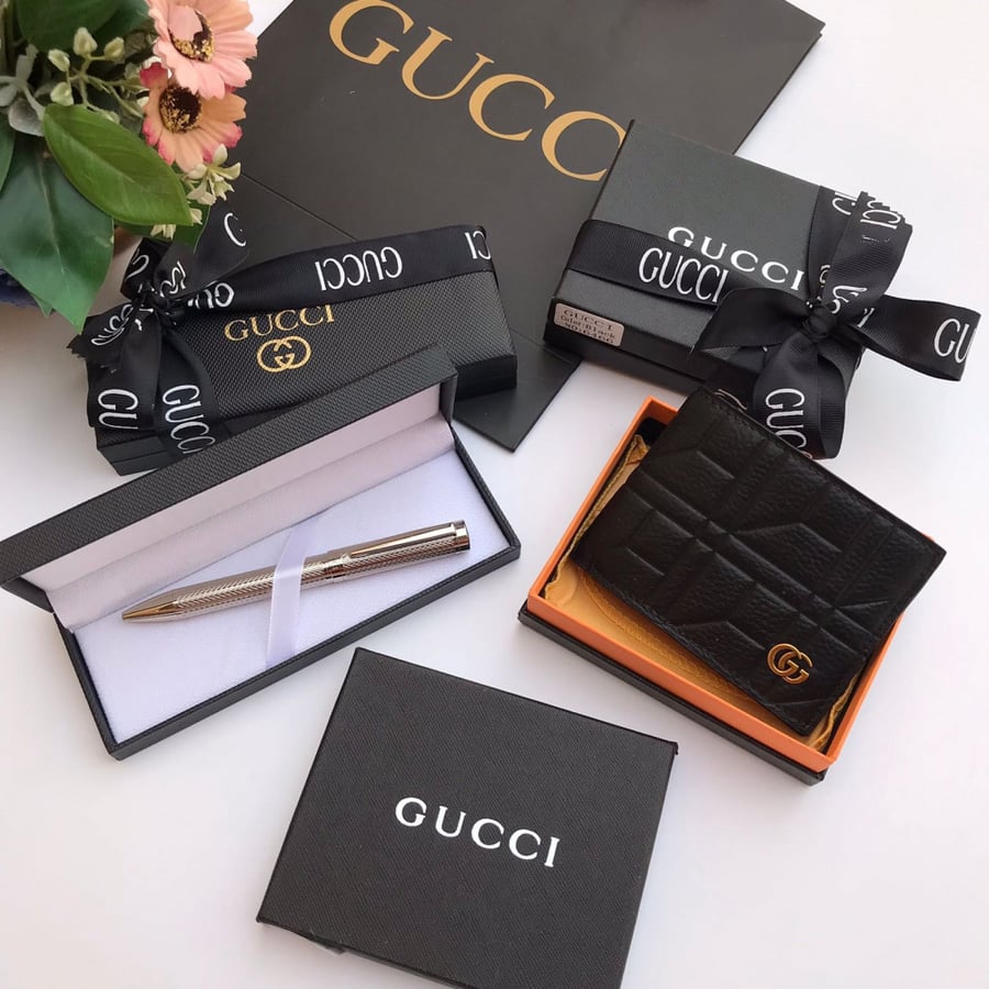 A Gucci brand set, luxurious pen with a notebook