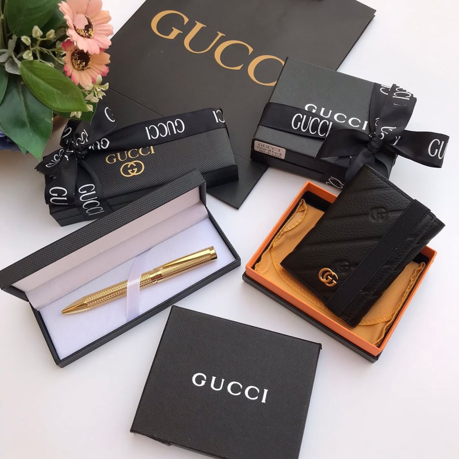 A Gucci brand set, luxurious pen with a notebook
