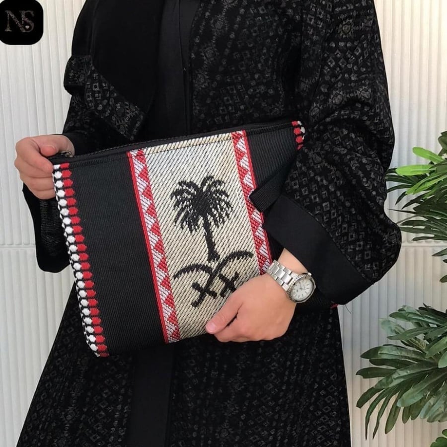 شنطة باوتش سدو بألوان متعددة لتناسب يوم التأسيس