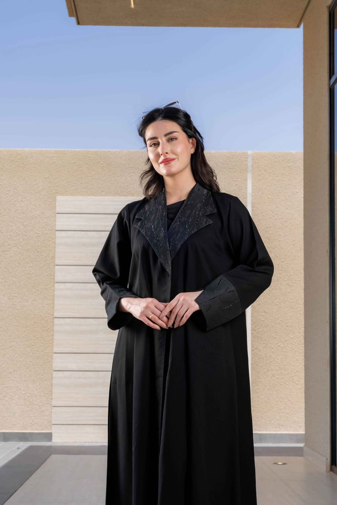 عباية مهابة السوداء بياقة رسمية فاخرة