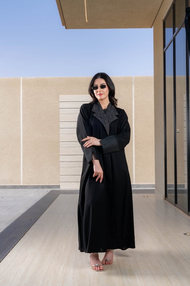 عباية مهابة السوداء بياقة رسمية فاخرة