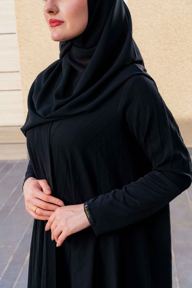 عباية سكون السوداء من رداء الجياد بقصة واسعة