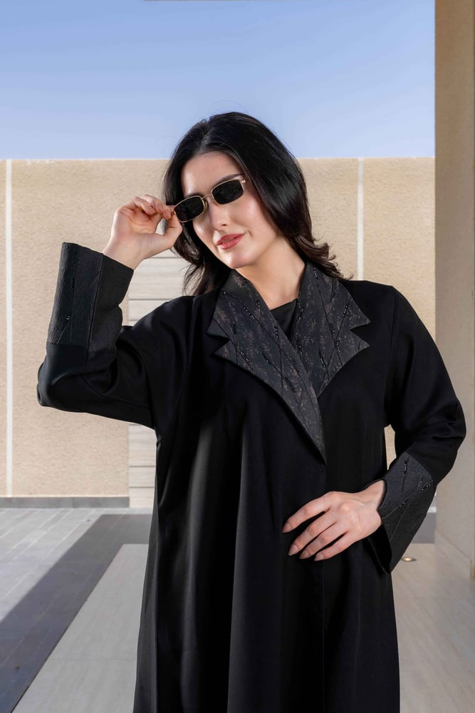 عباية مهابة السوداء بياقة رسمية فاخرة