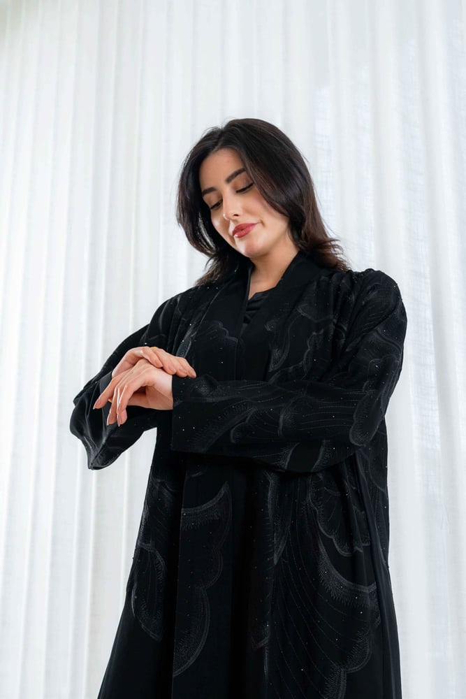 عباية زمرده السوداء بتطريز زهري ناعم