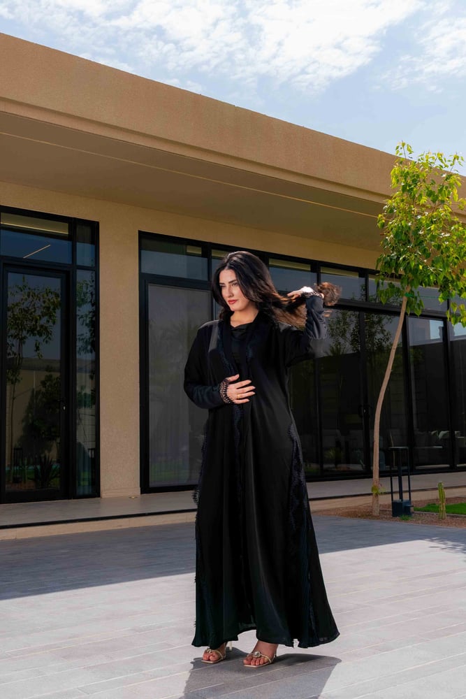 عباية سديم بتصميم أسود أنيق بقصة واسعة وانسيابية