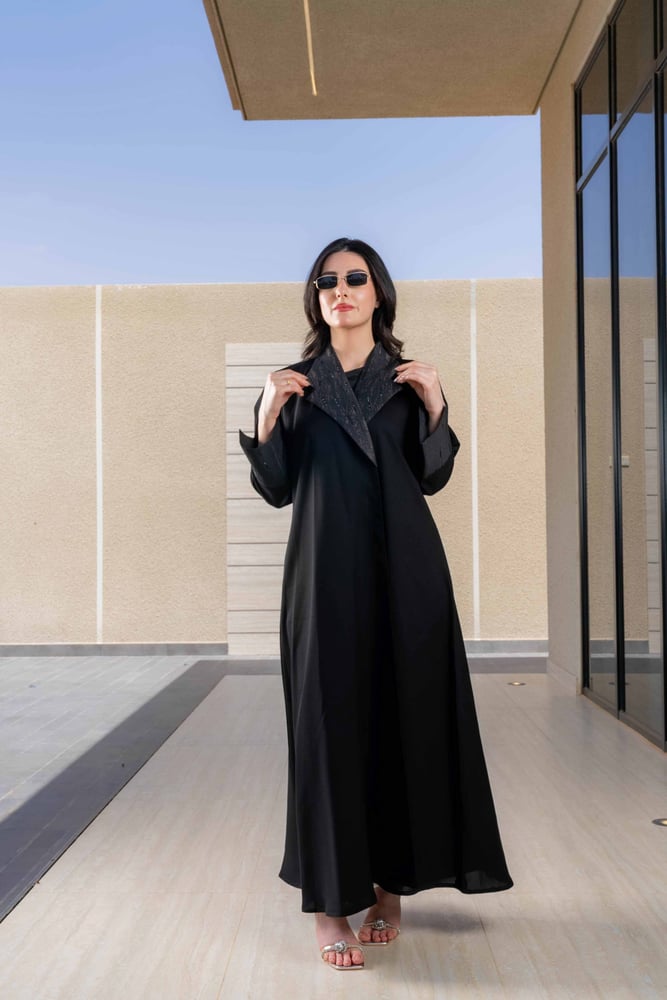 عباية مهابة السوداء بياقة رسمية فاخرة