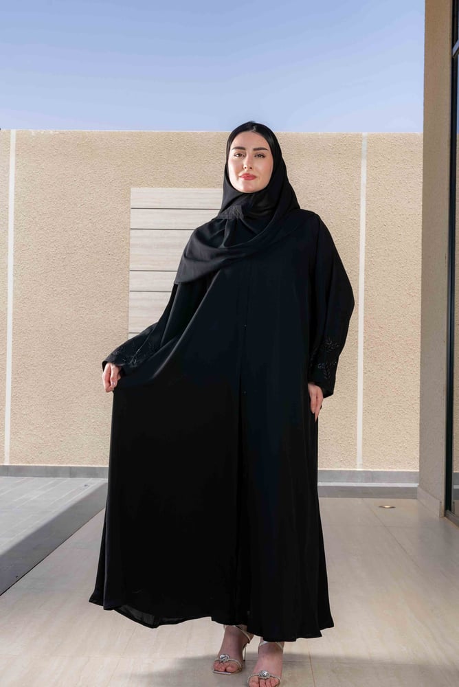 عباية أثير سوداء بتصميم هادئ وانسيابي، تتميز بقصة واسعة