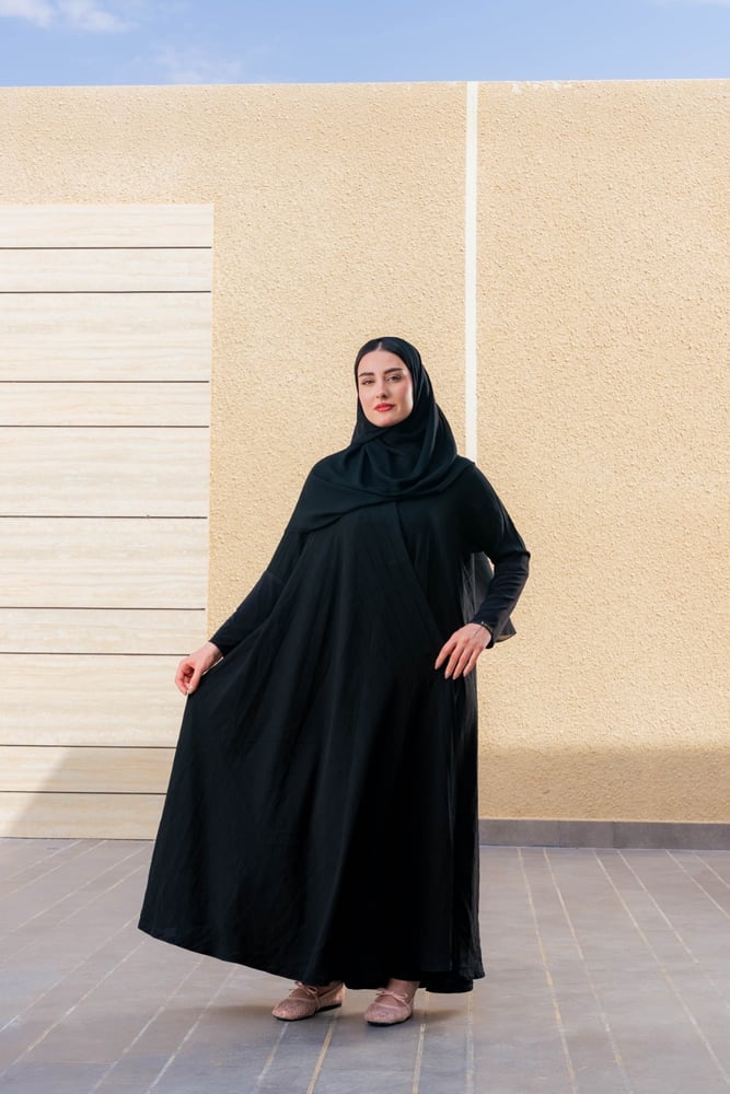 عباية سكون السوداء من رداء الجياد بقصة واسعة