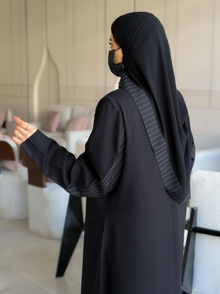 تفاصيل القماش المقلم في البليزر