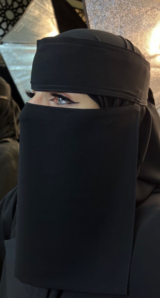 نقاب طويل بمطاط صغير