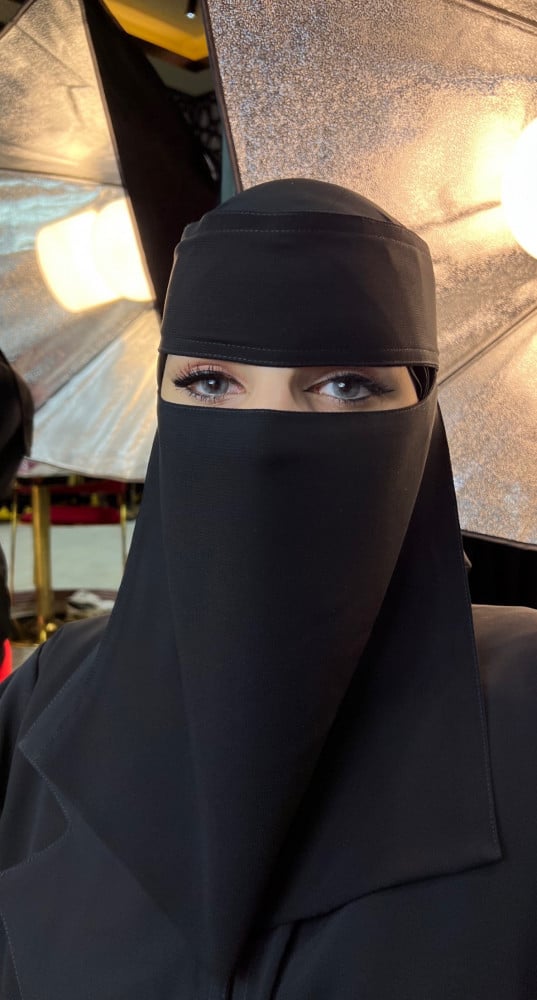 نقاب طويل بمطاط صغير