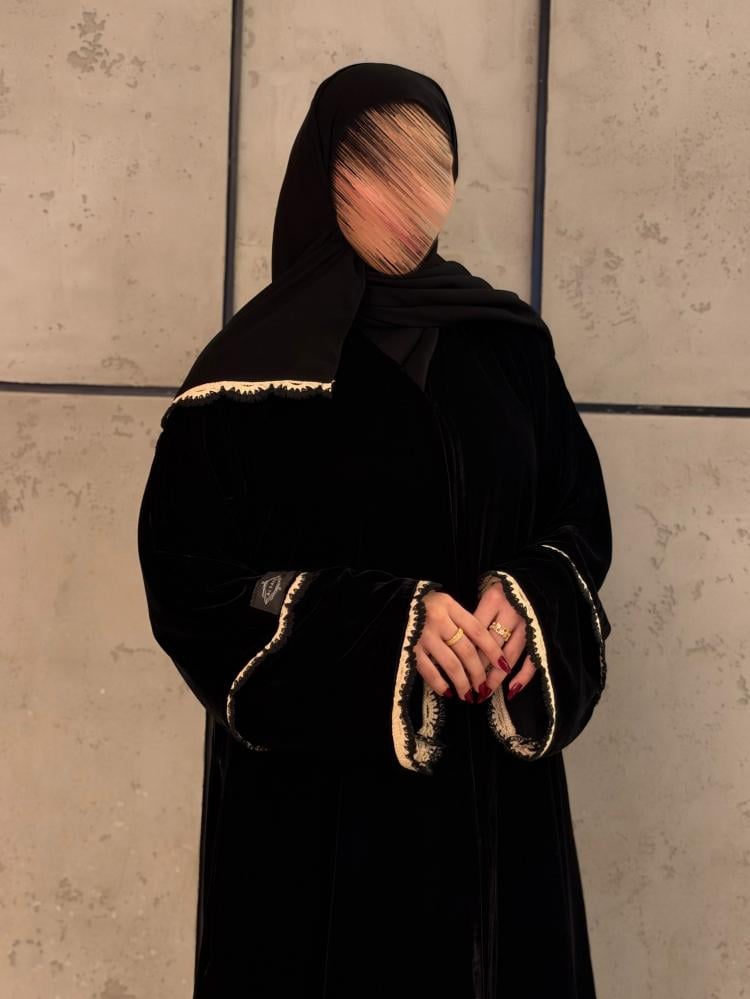 عباية نص كلوش قماش(مخمل)باكمام اضافة كلفة صوف